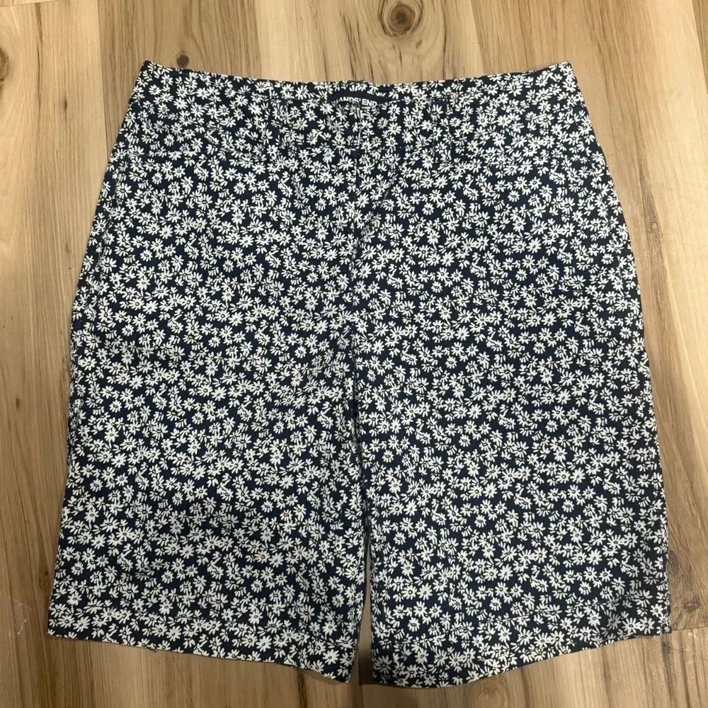 Lands End Blue Daisy Mid Rise Shorts Women’s 4